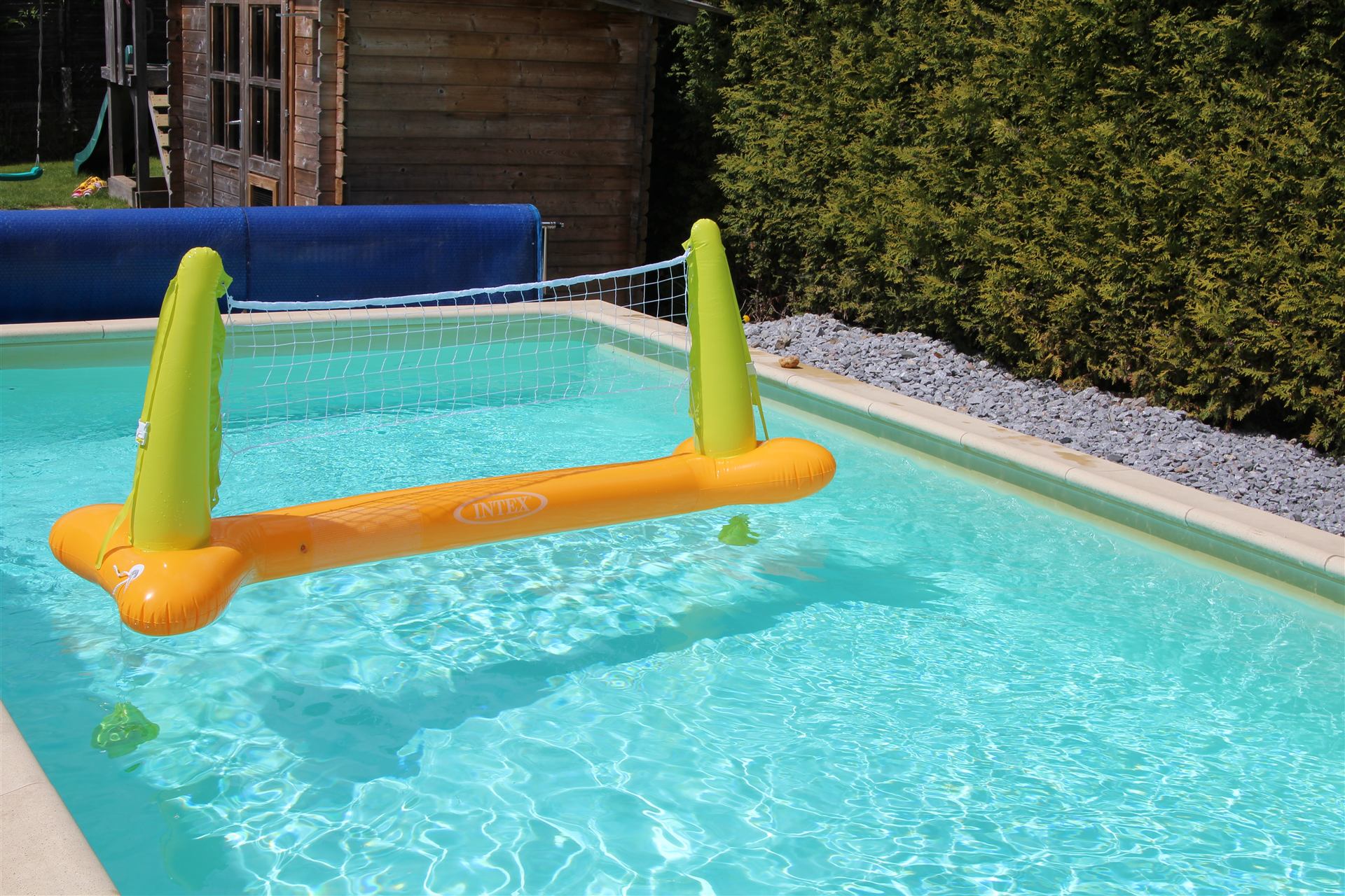 Pool mit Spielmöglichkeiten
